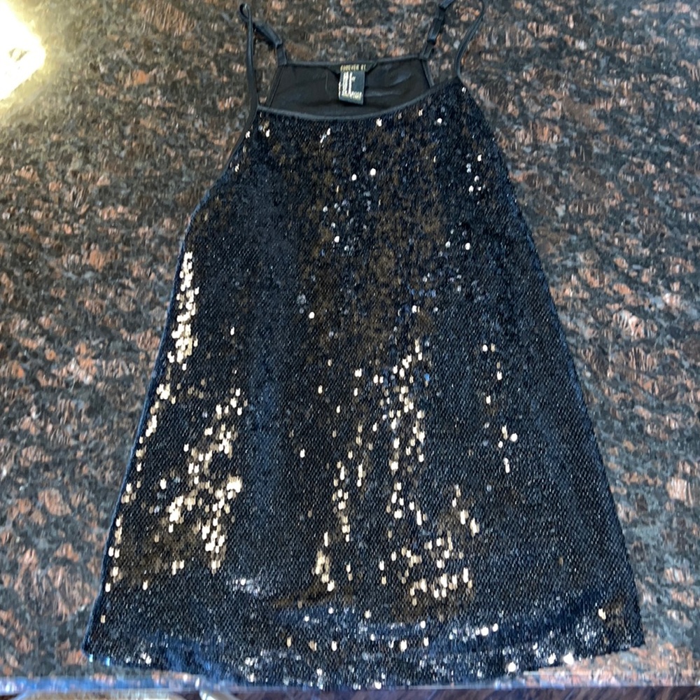 Forever 21 Woman's tank top. Size S. Black